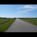 Das gewohnte Bild: Flache Landschaft, einsame Straße